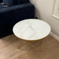 Круглый стеклянный столик под мрамор фото в интерьере